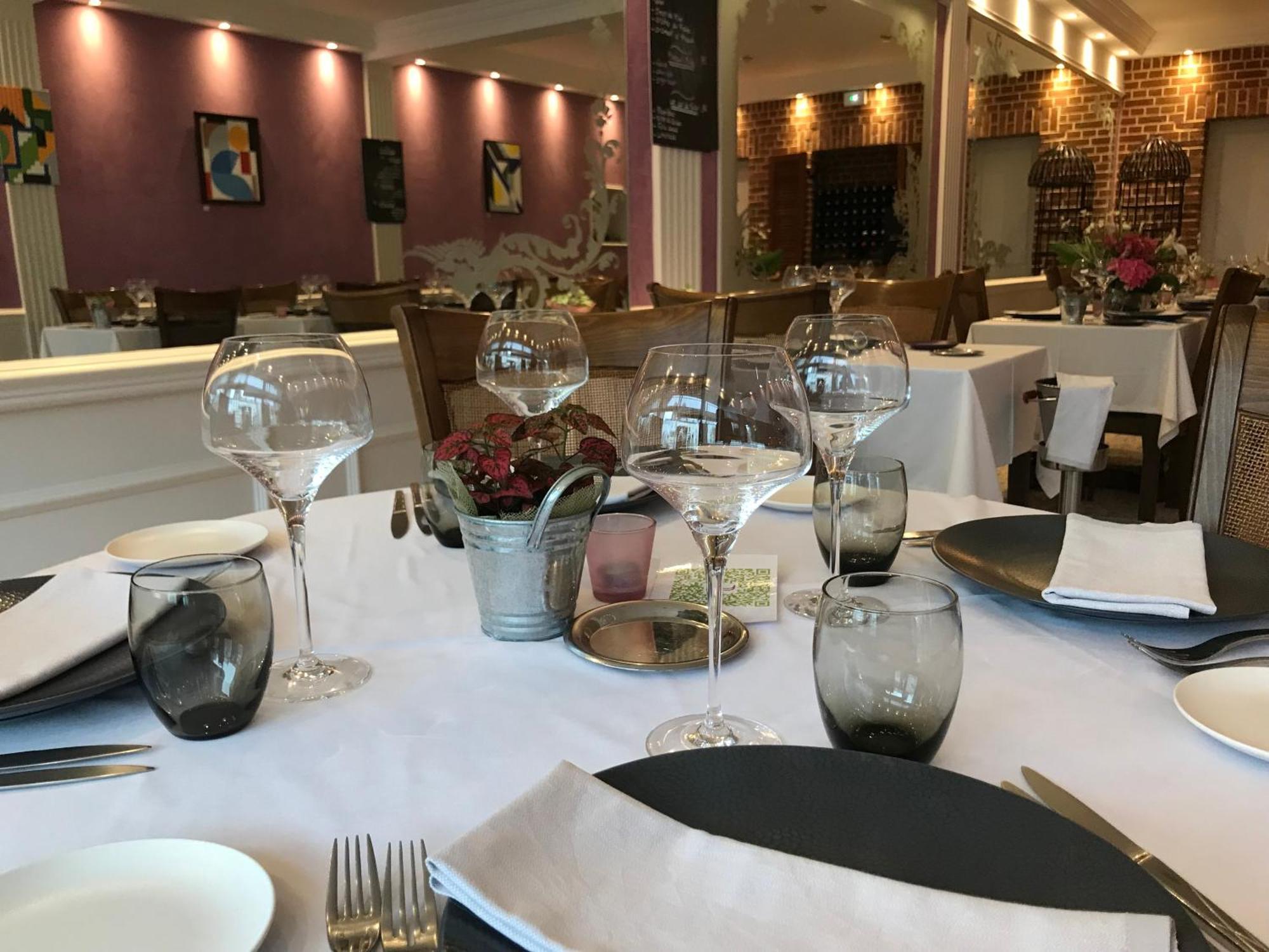 Logis Hotel & Restaurant La Paix Le Nouvion-en-Thierache Eksteriør billede