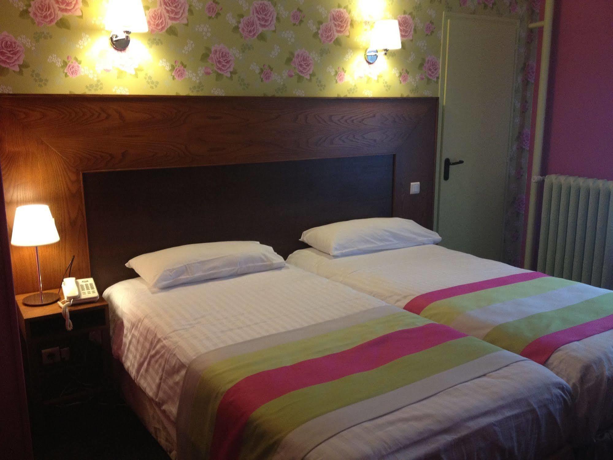 Logis Hotel & Restaurant La Paix Le Nouvion-en-Thierache Eksteriør billede
