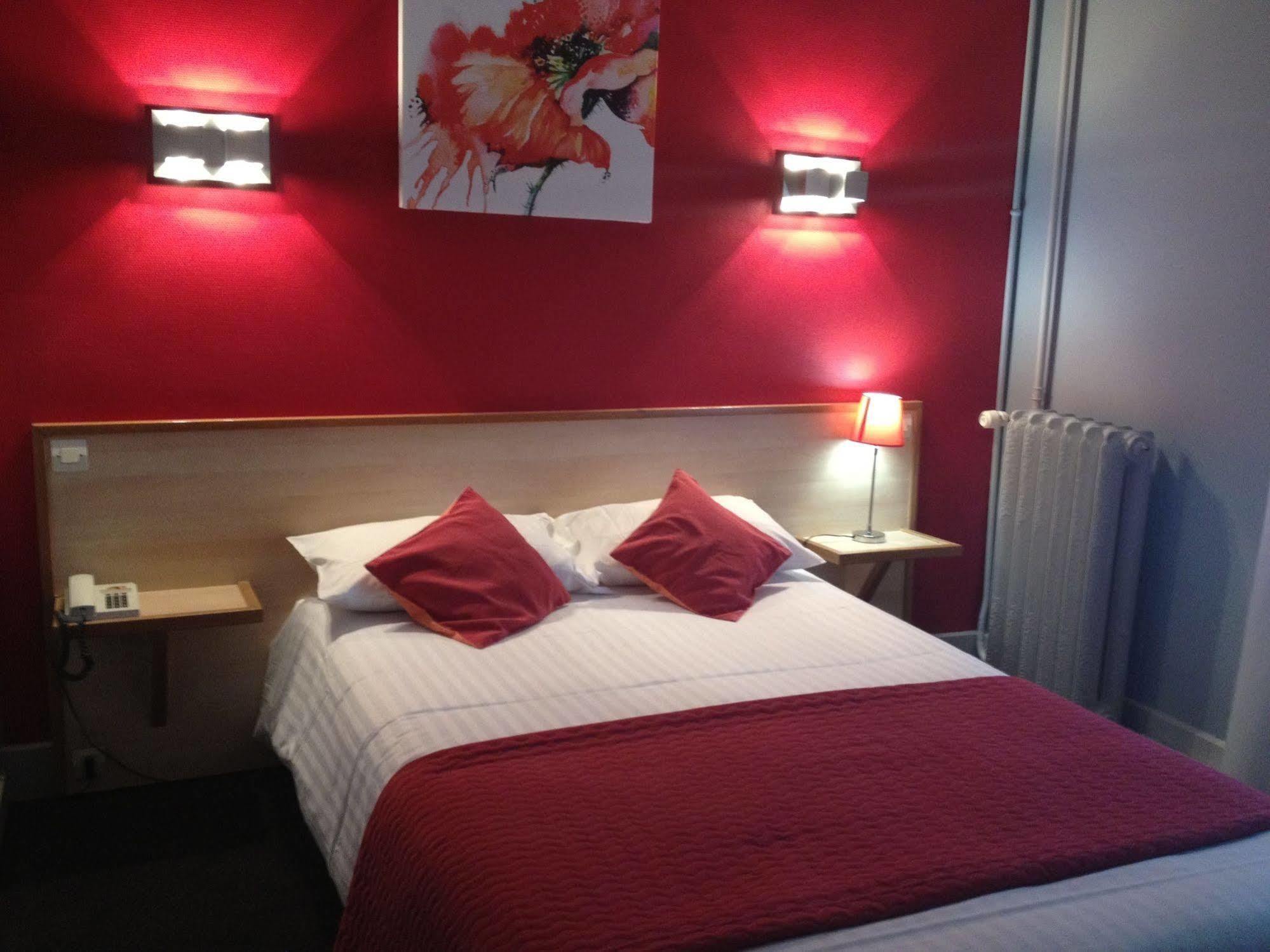 Logis Hotel & Restaurant La Paix Le Nouvion-en-Thierache Eksteriør billede