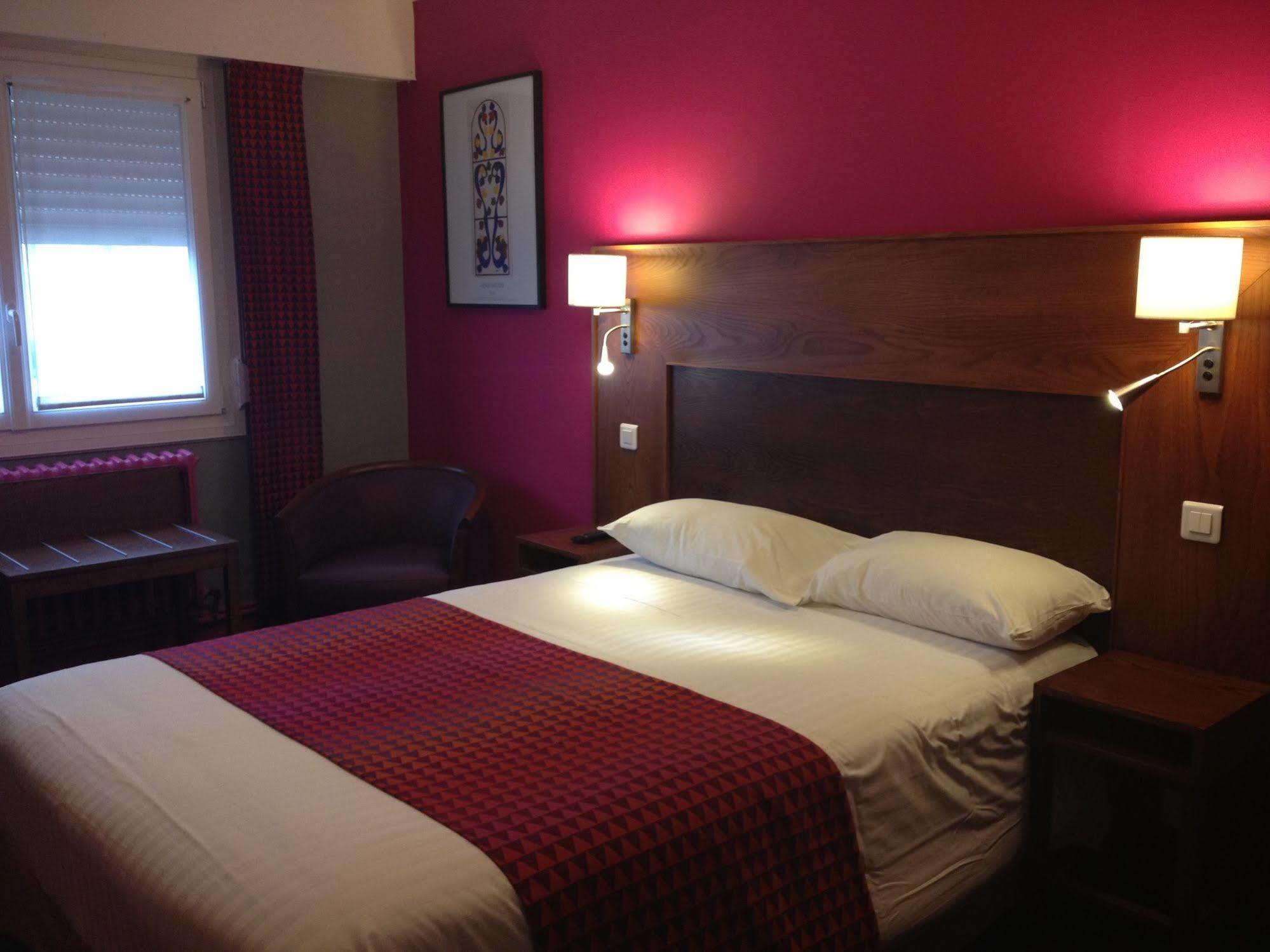 Logis Hotel & Restaurant La Paix Le Nouvion-en-Thierache Eksteriør billede